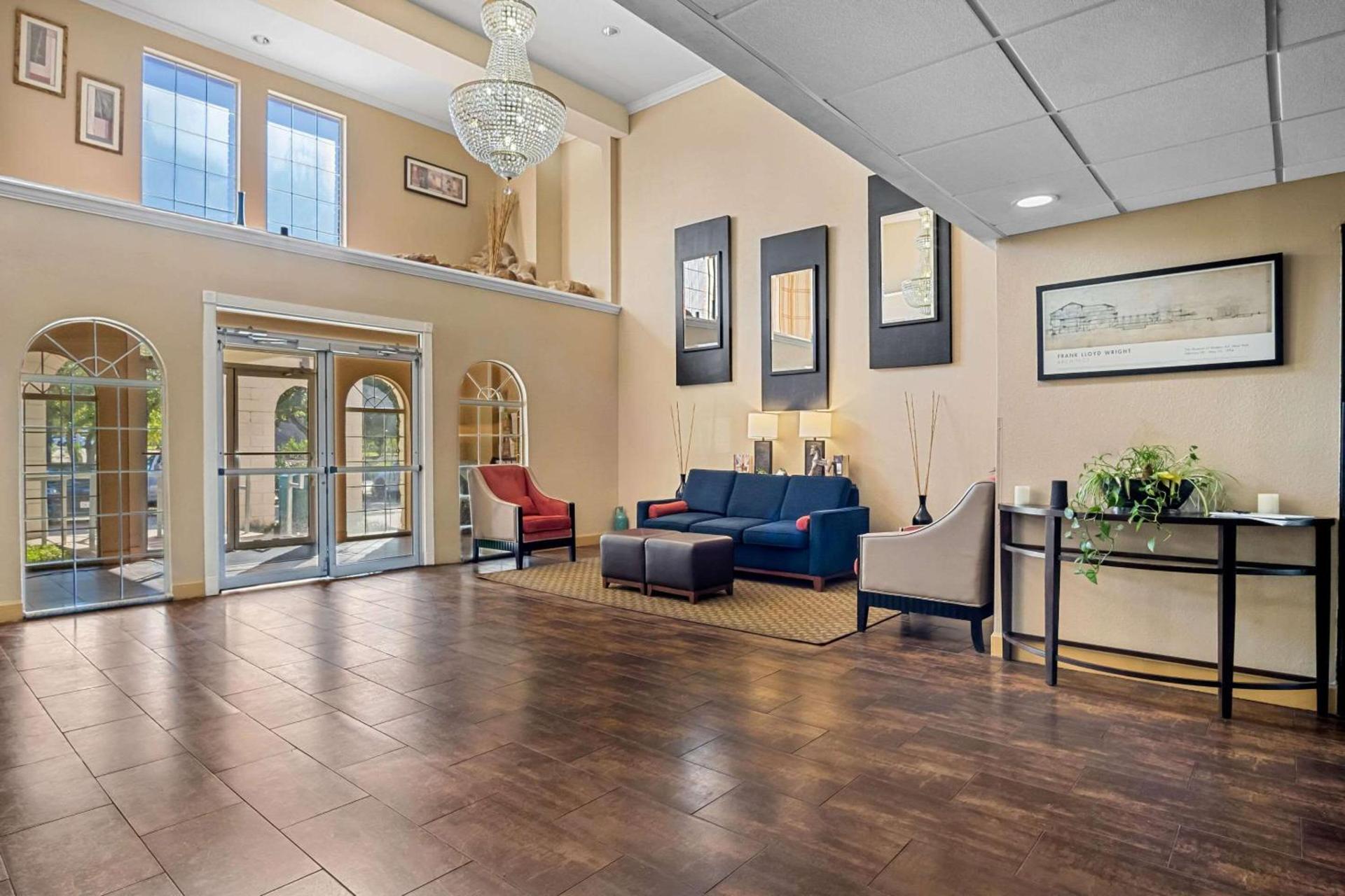 Quality Suites Irving-Las Colinas photo 6