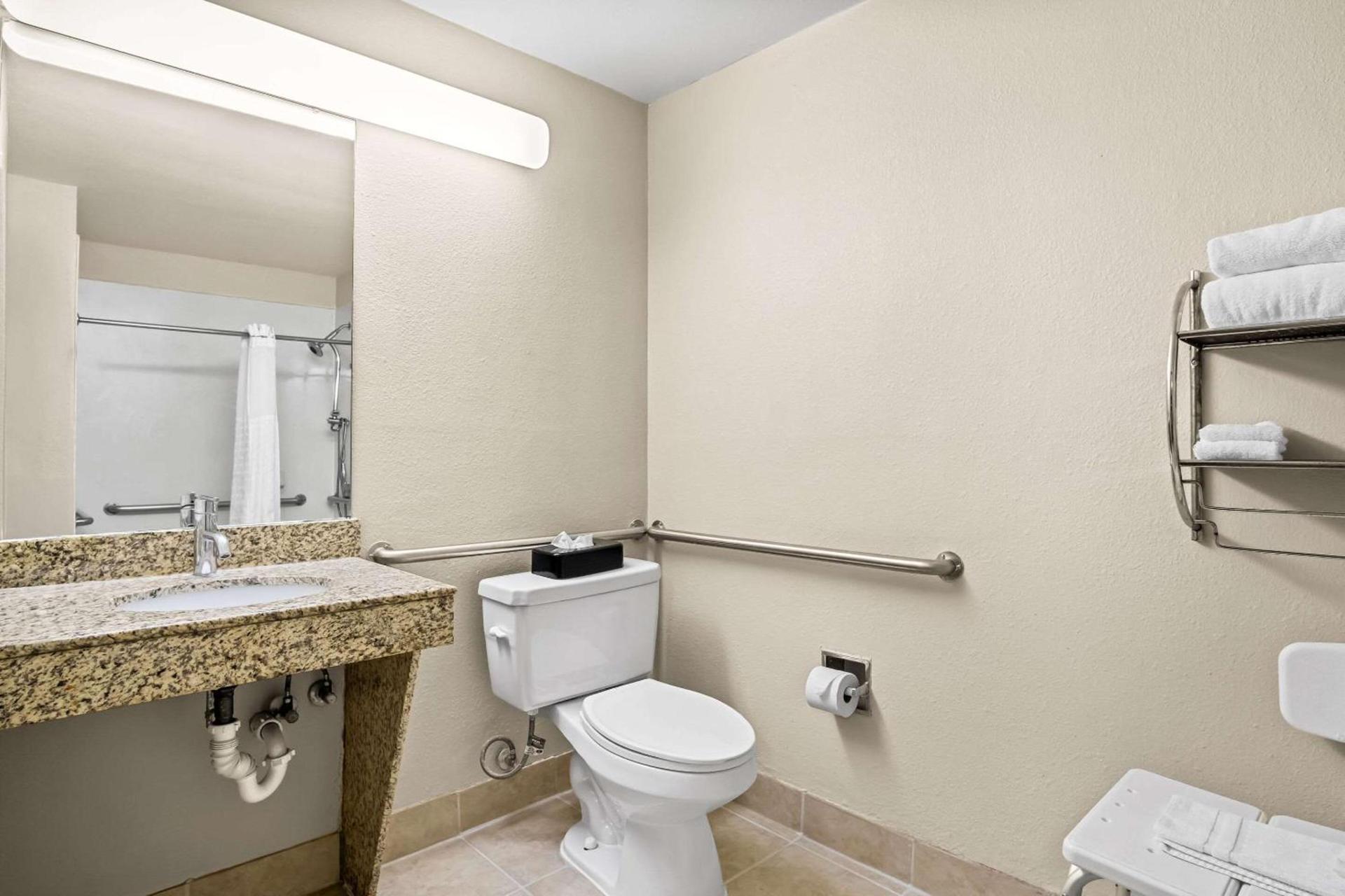 Quality Suites Irving-Las Colinas photo 8