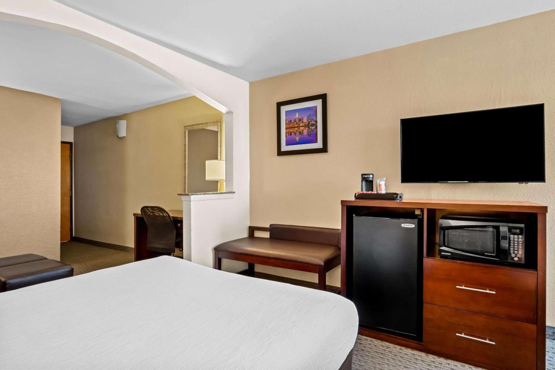 Quality Suites Irving-Las Colinas photo 10