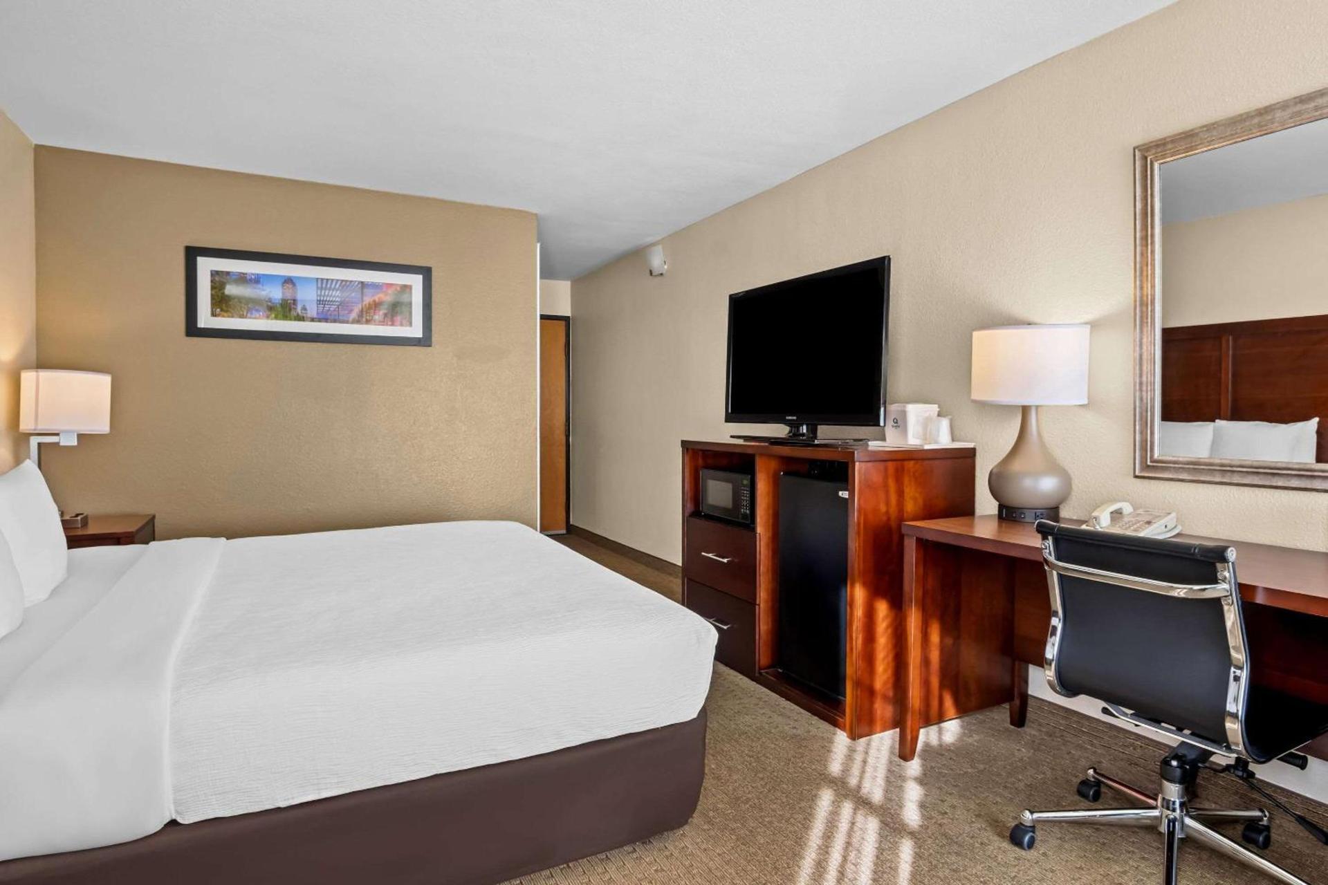 Quality Suites Irving-Las Colinas photo 13