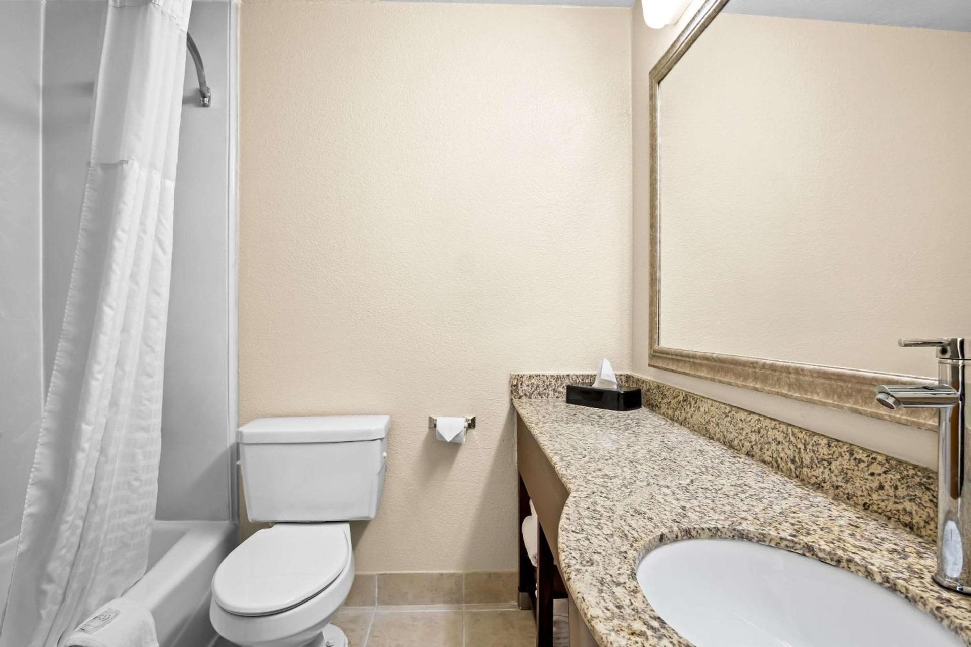 Quality Suites Irving-Las Colinas photo 15