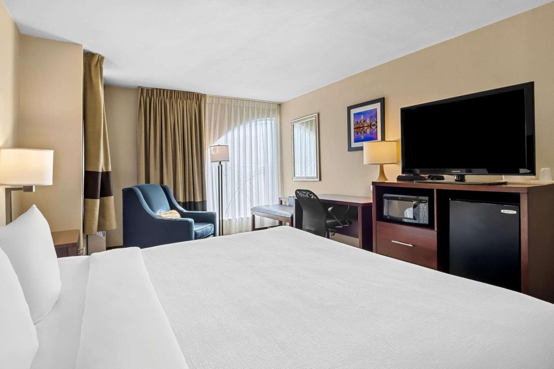 Quality Suites Irving-Las Colinas photo 17
