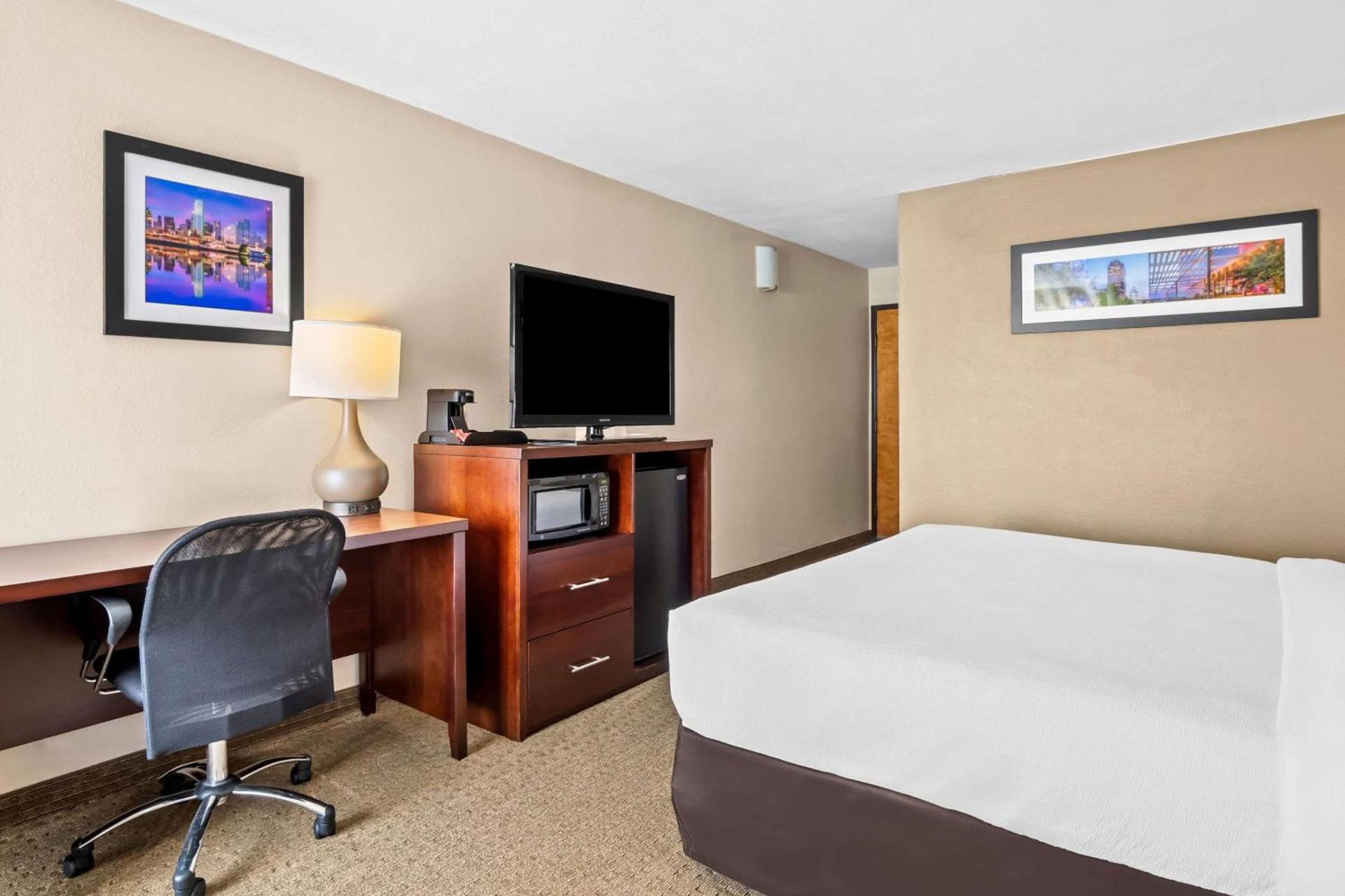 Quality Suites Irving-Las Colinas photo 18