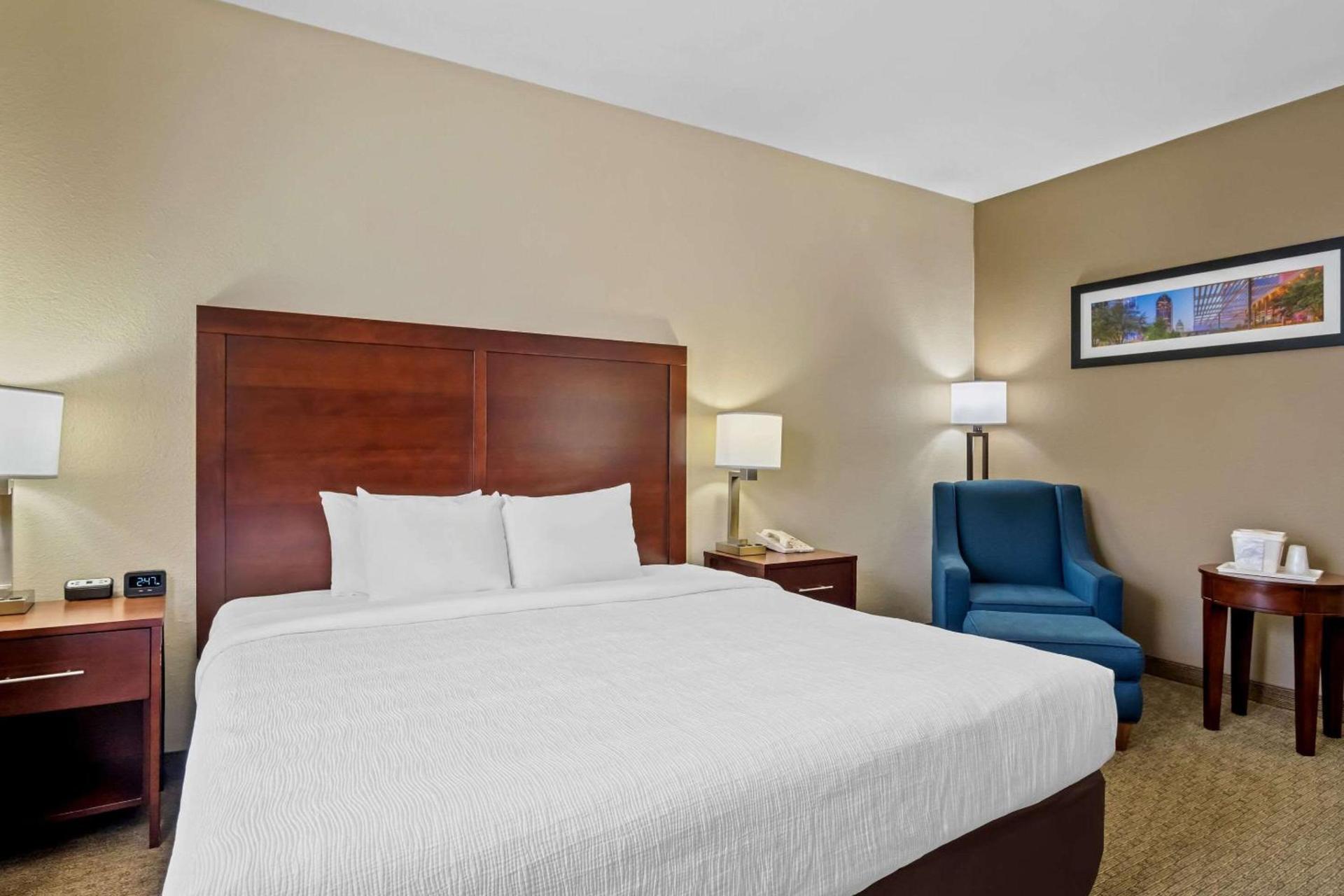 Quality Suites Irving-Las Colinas photo 20