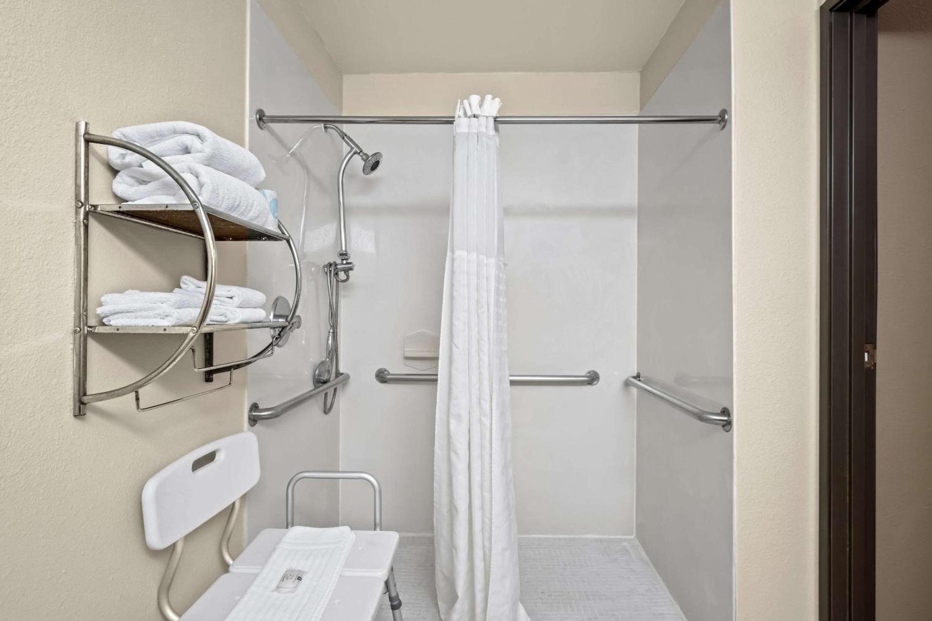 Quality Suites Irving-Las Colinas photo 25