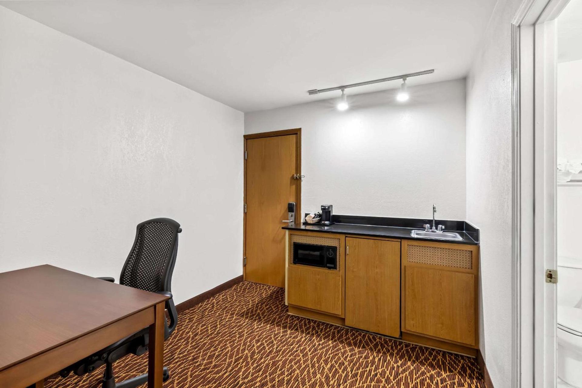 Quality Inn Marietta near Dobbins ARB photo 23