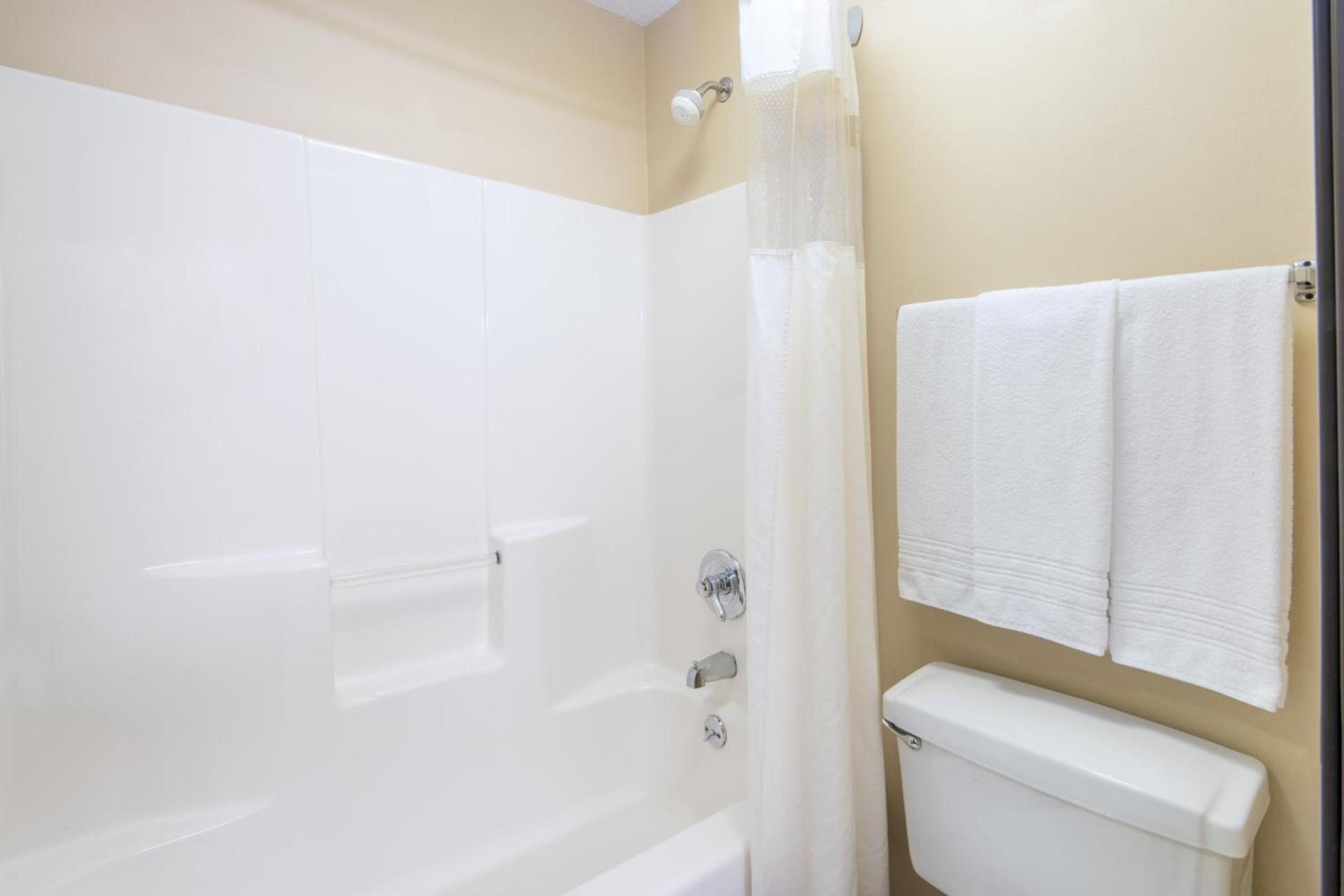 Days Inn by Wyndham Wooster photo 43