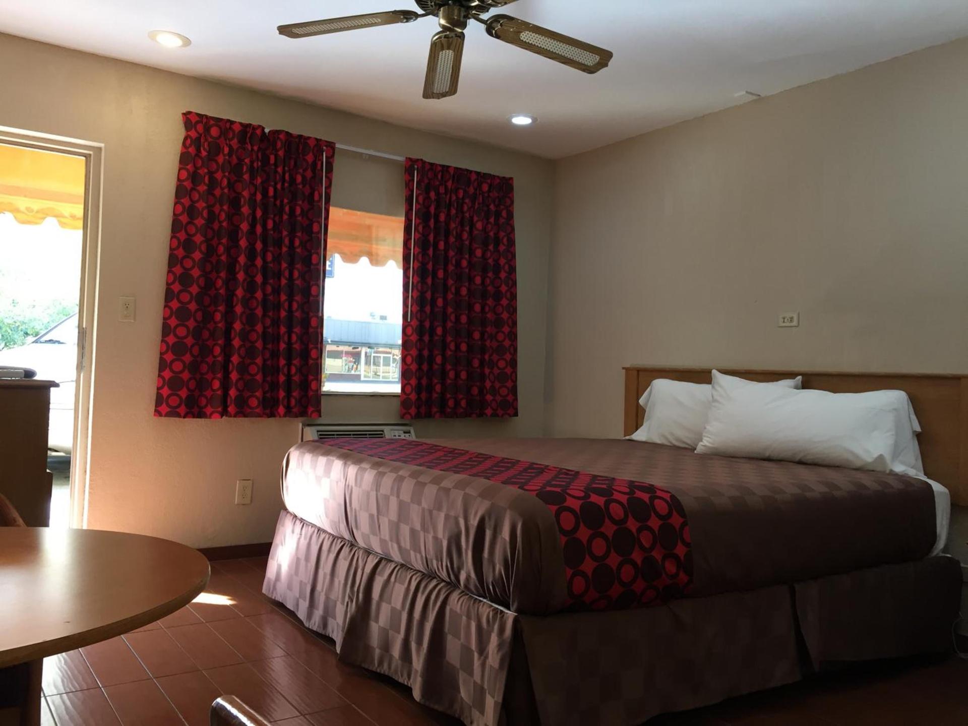 Townhouse Inn and Suites photo 51