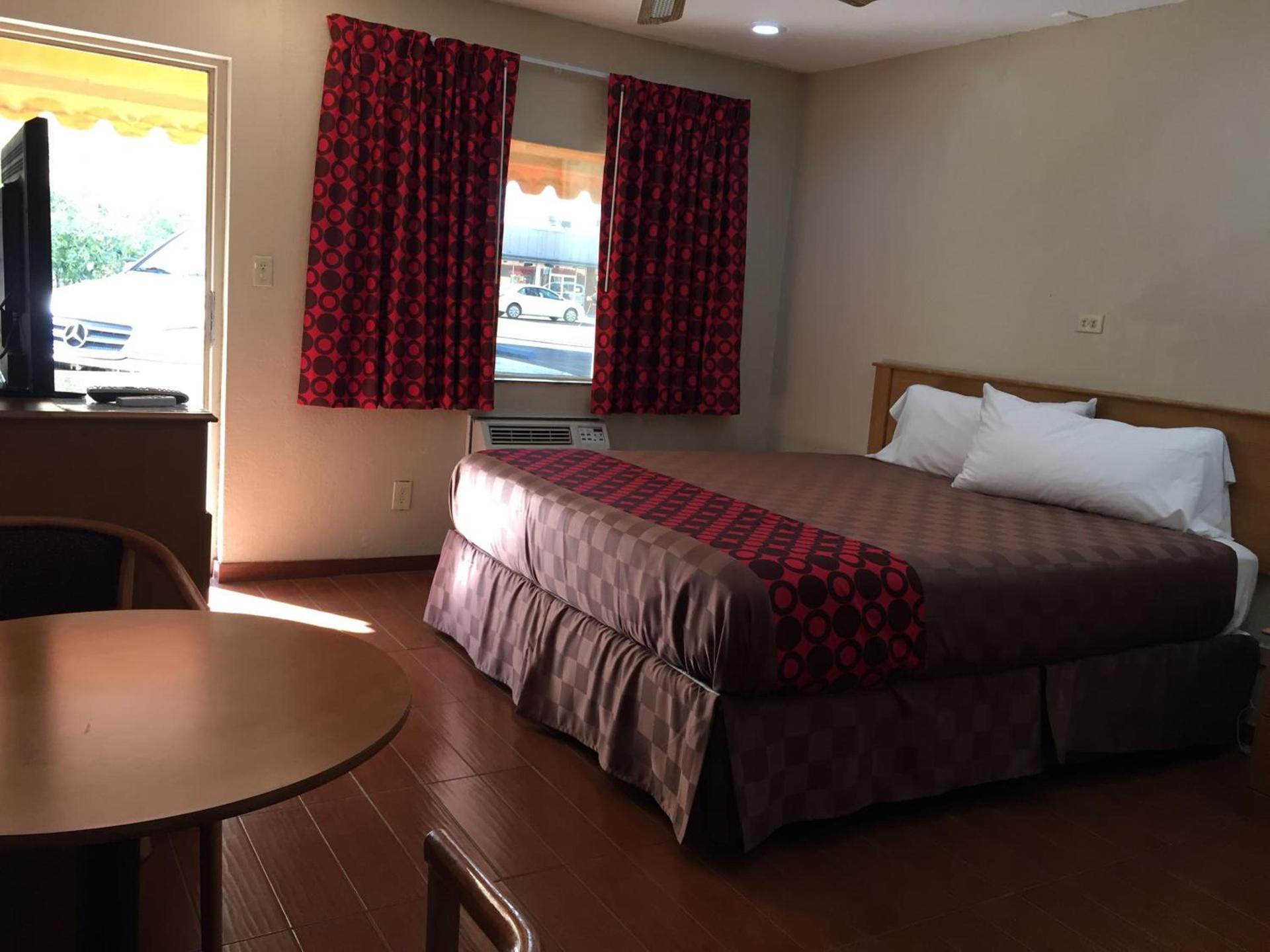 Townhouse Inn and Suites photo 59