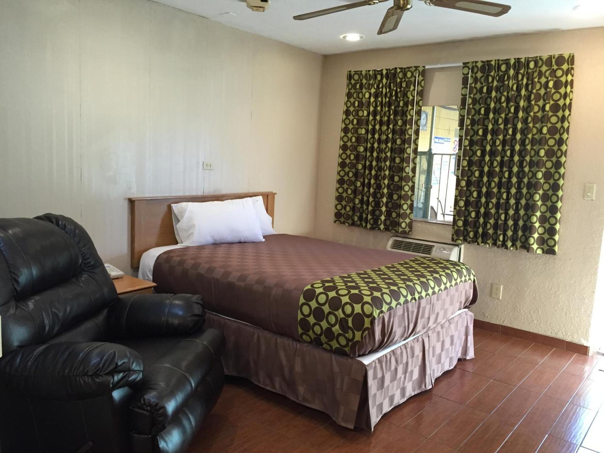 Townhouse Inn and Suites photo 61
