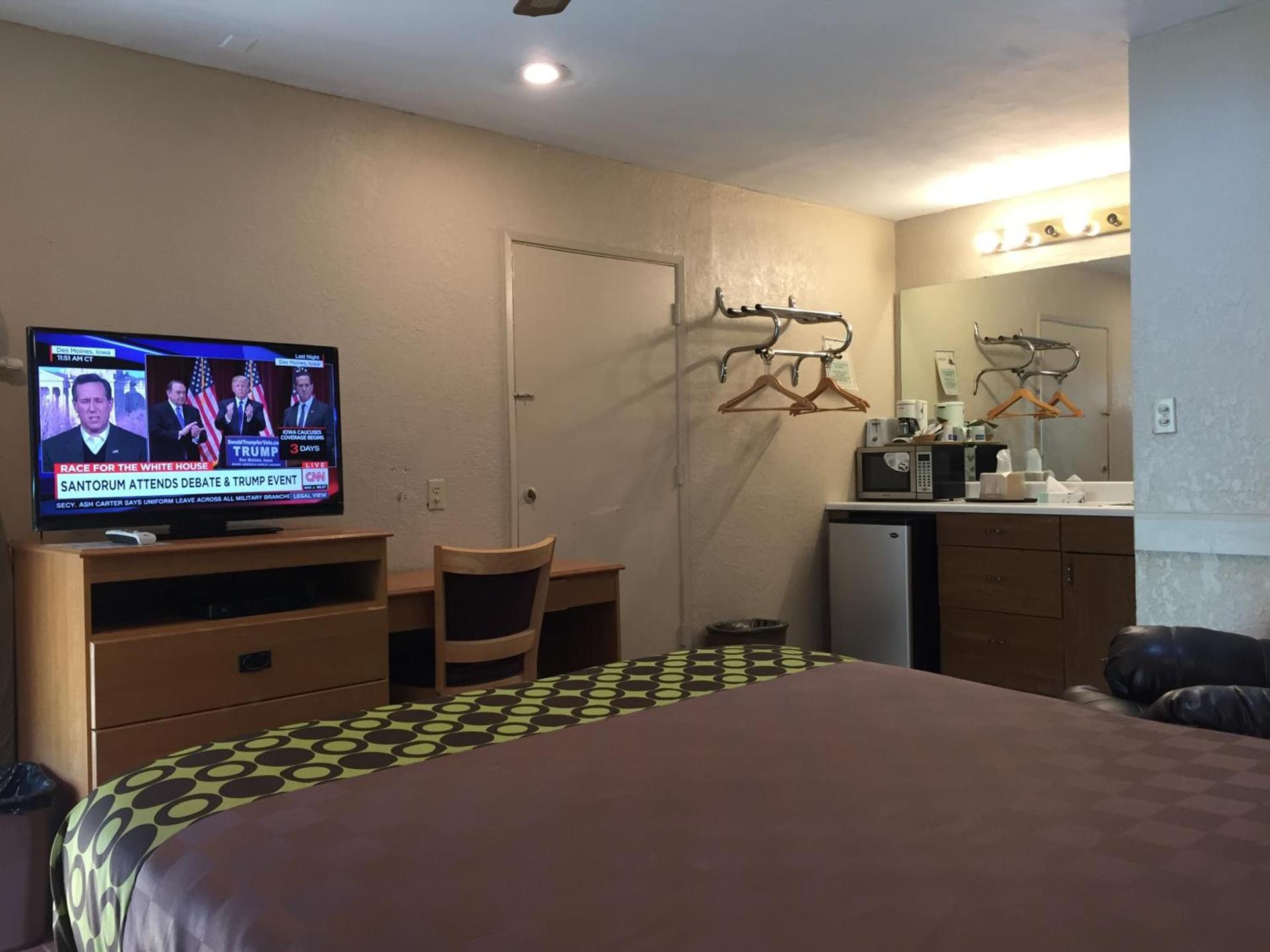 Townhouse Inn and Suites photo 62