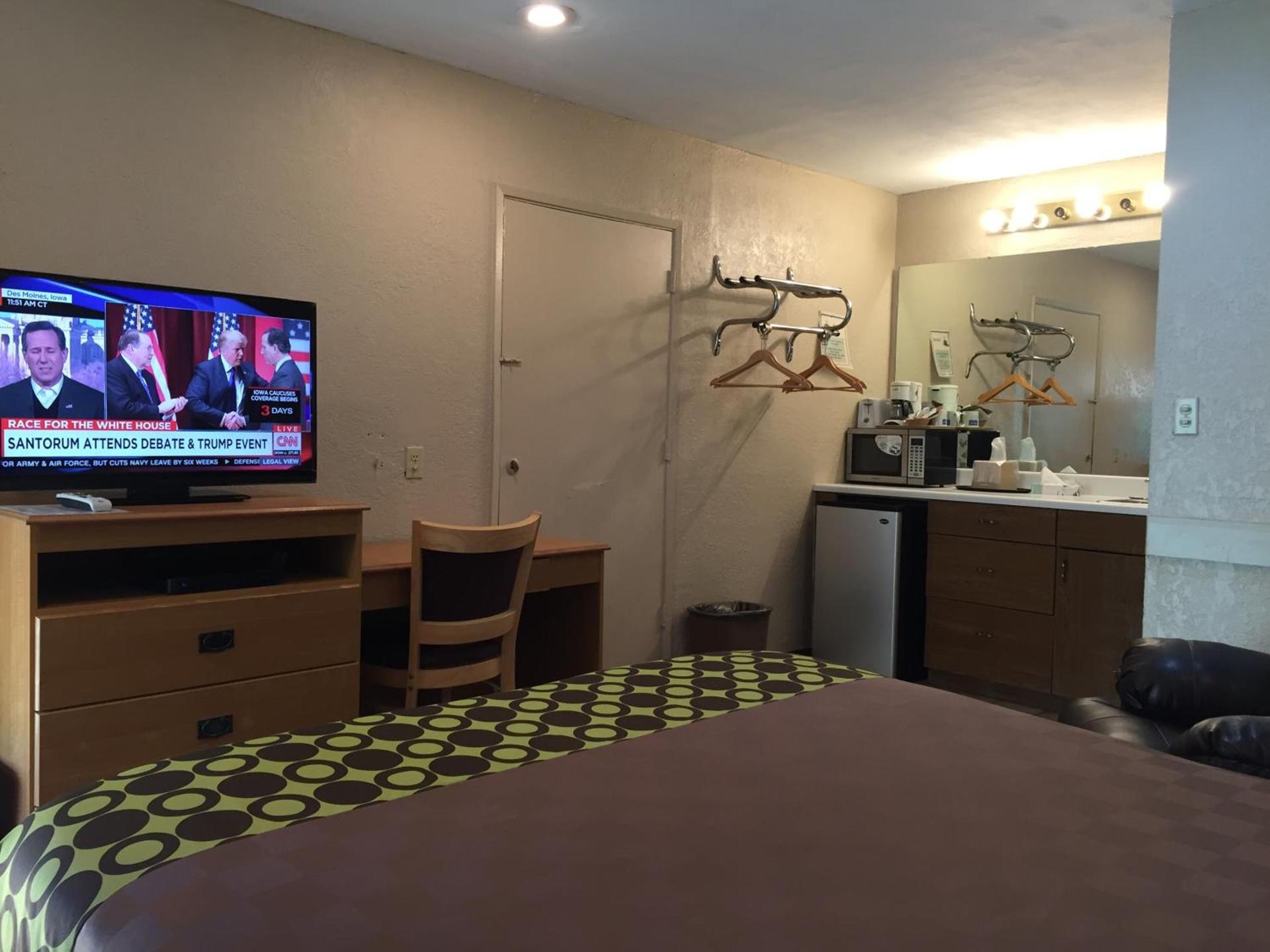 Townhouse Inn and Suites photo 63