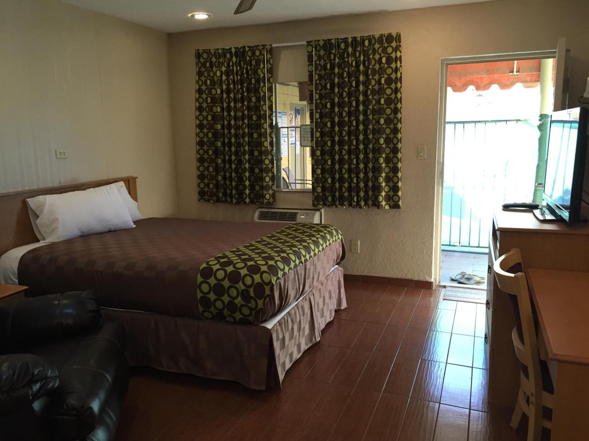 Townhouse Inn and Suites photo 64