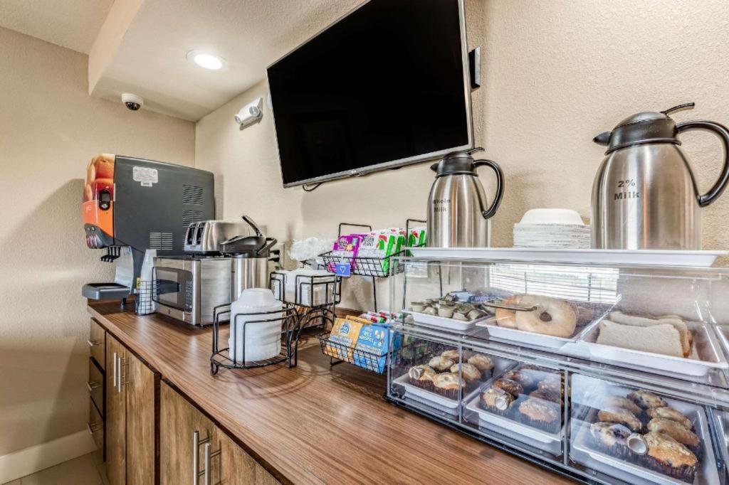 Rodeway Inn & Suites photo 12
