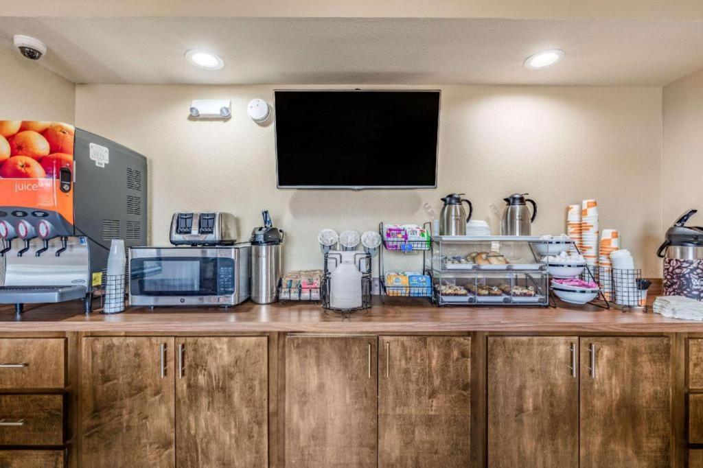 Rodeway Inn & Suites photo 13