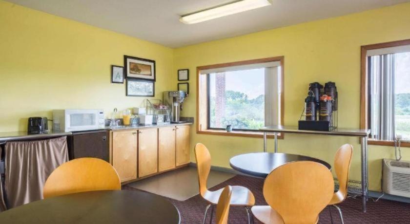 Rodeway Inn photo 15