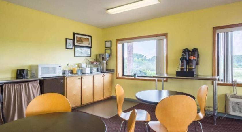 Rodeway Inn photo 16