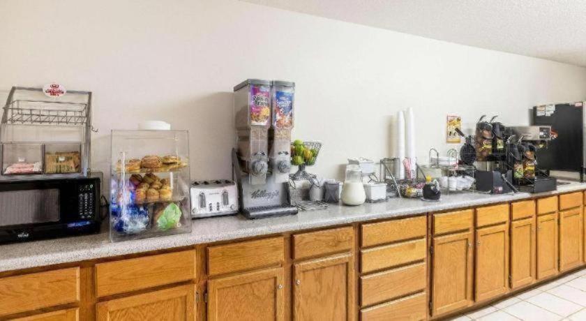 Rodeway Inn photo 20