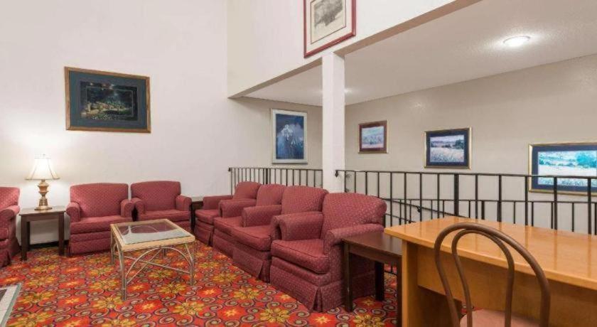 Quality Inn & Suites photo 2