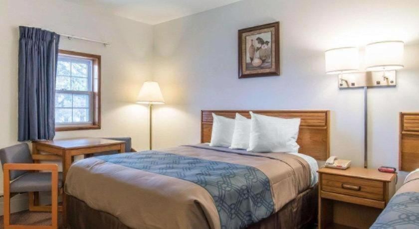 Econo Lodge photo 15