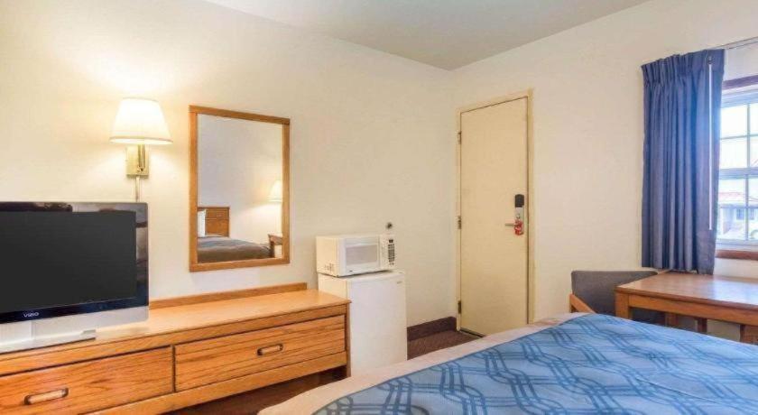 Econo Lodge photo 35