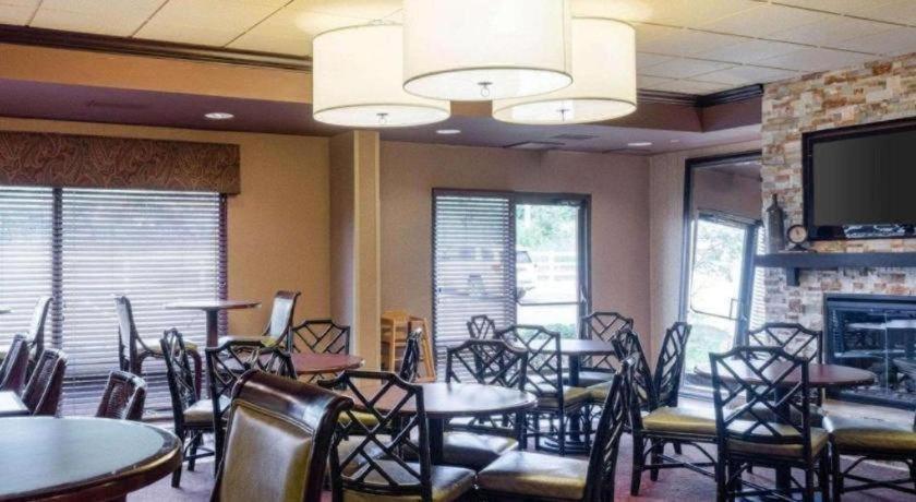 Comfort Suites photo 34