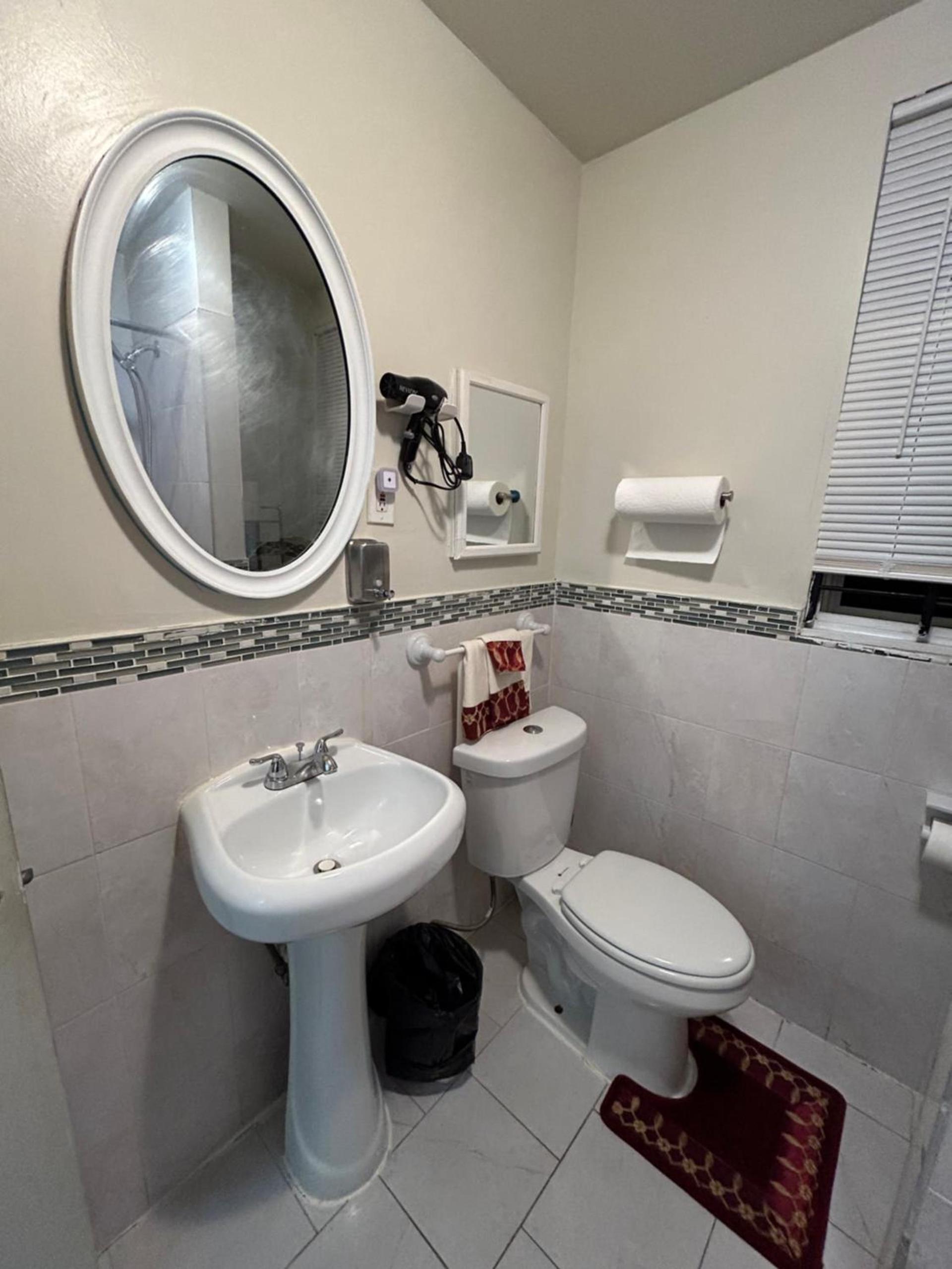 3F8-Chelsea Suites In-Unit washer dryer and TV photo 14