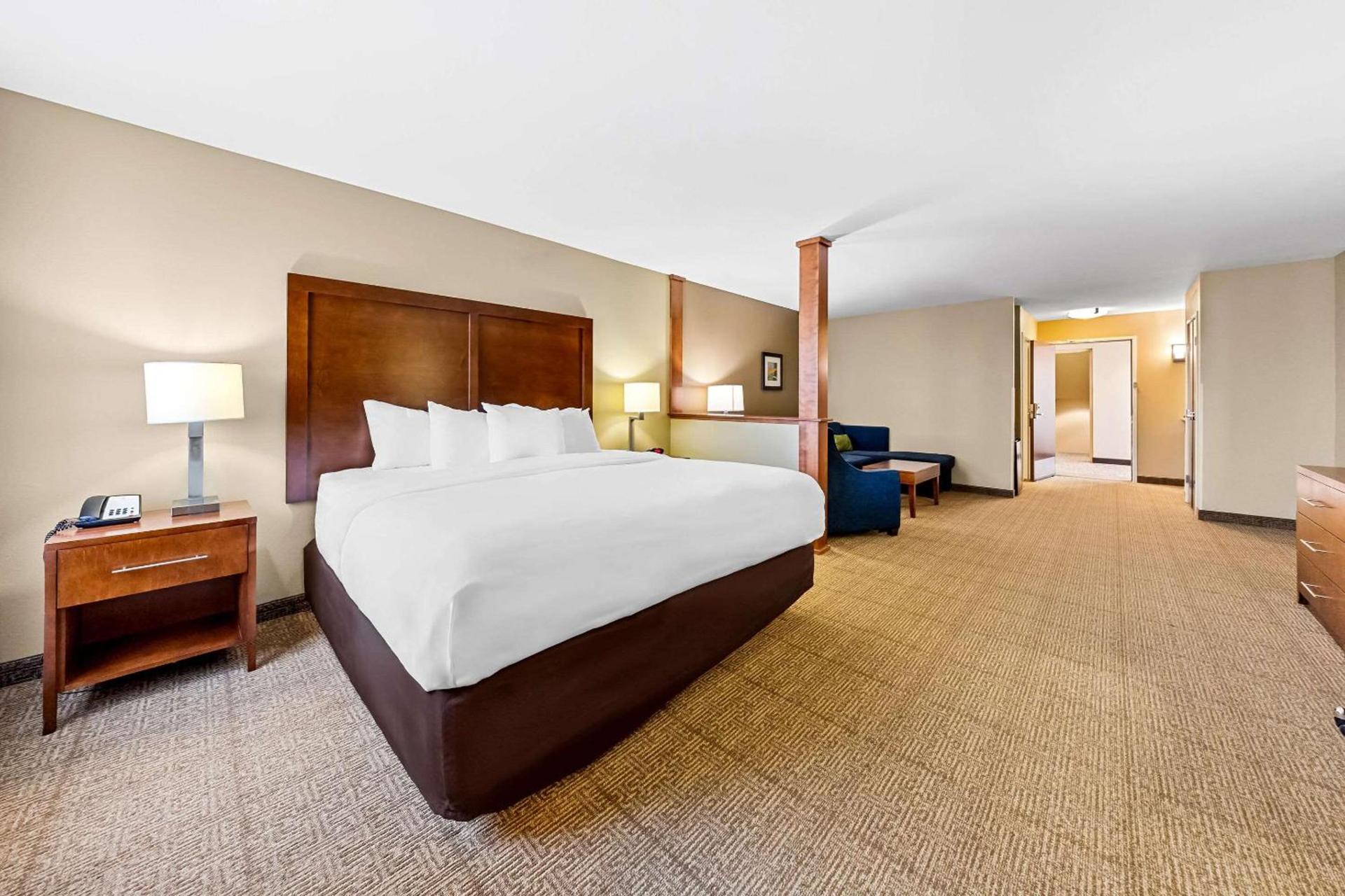 Comfort Inn & Suites West - Medical Center photo 15