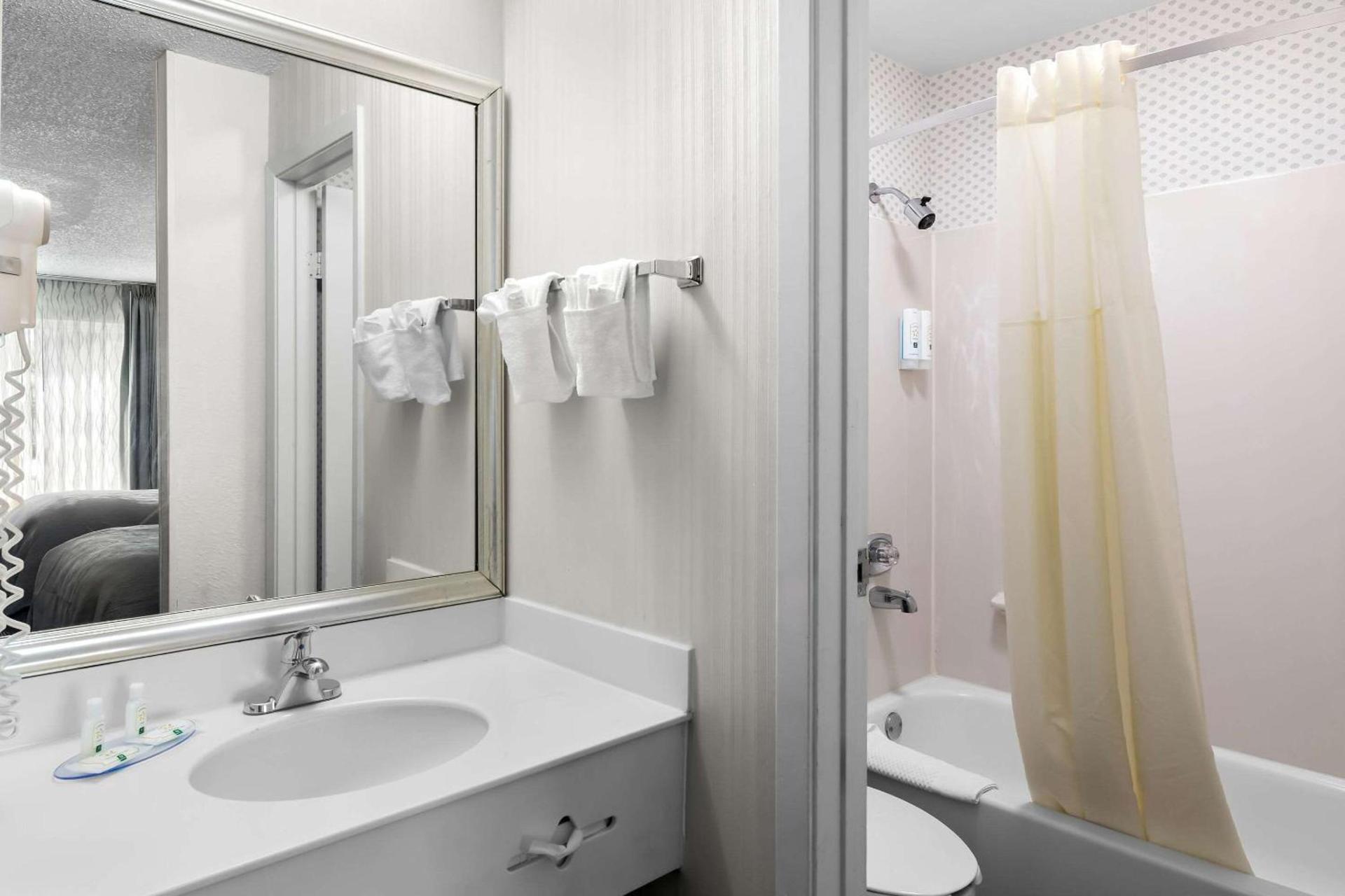 Quality Inn Northlake photo 10