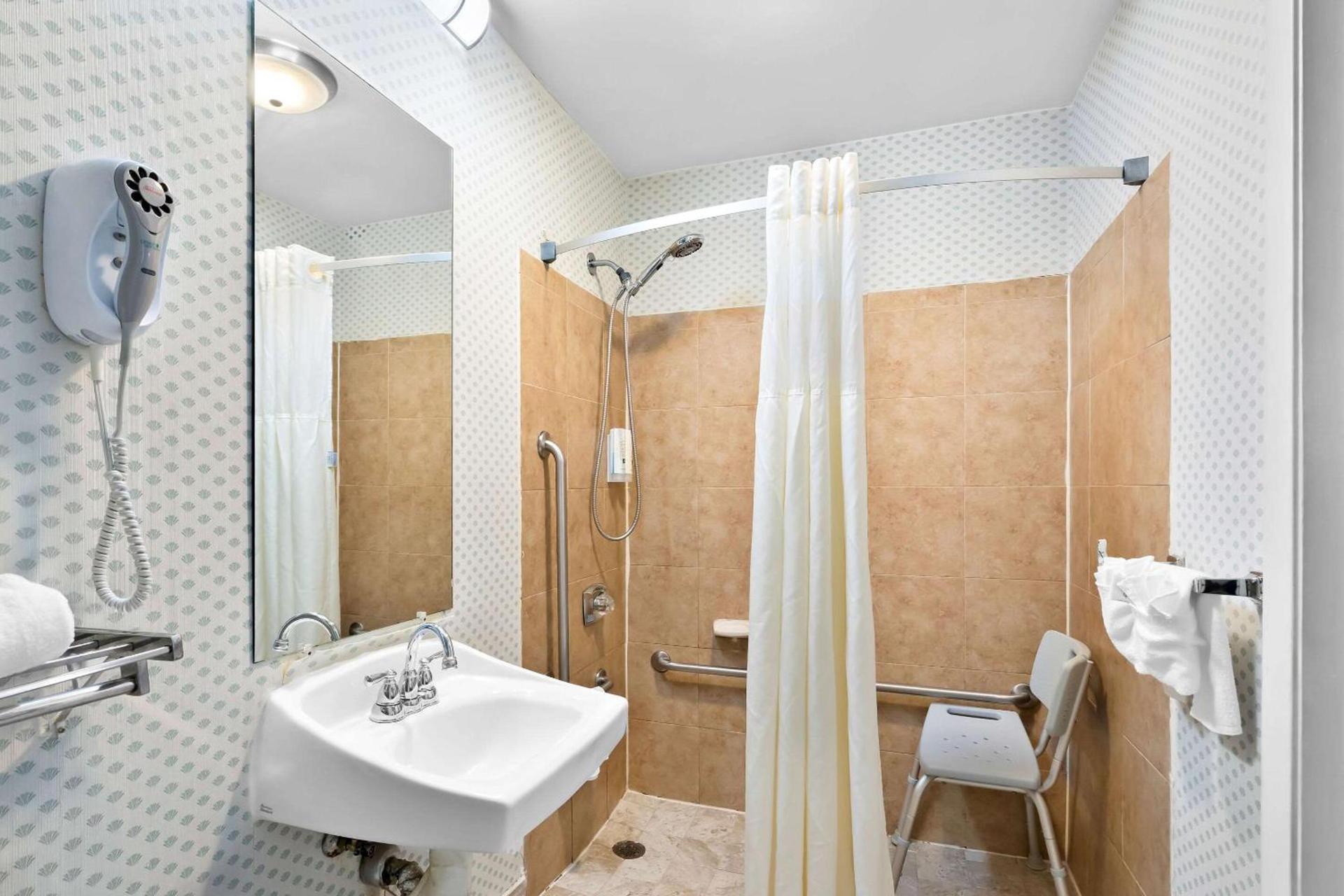 Quality Inn Northlake photo 17