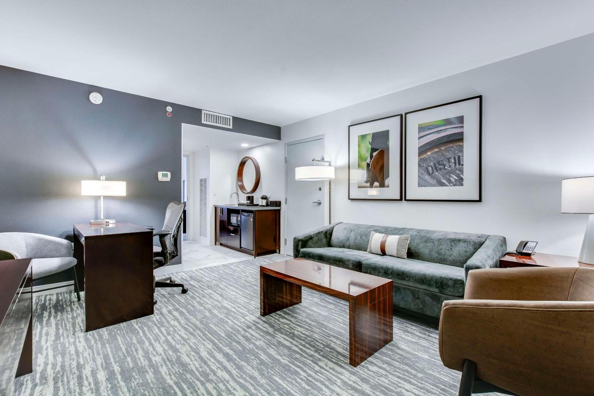 Embassy Suites by Hilton Louisville East photo 82