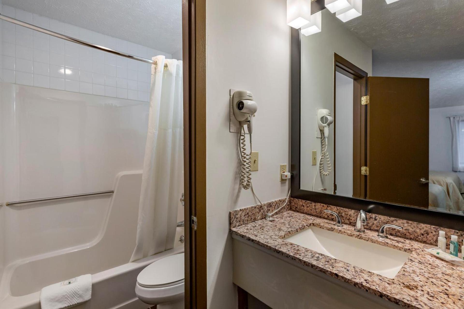 Quality Inn Austintown-Youngstown West photo 53