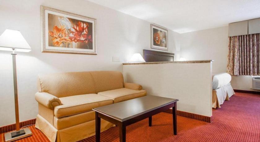 Quality Inn & Suites photo 13