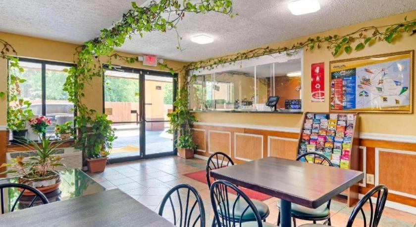 Econo Lodge Decatur - Atlanta East photo 14