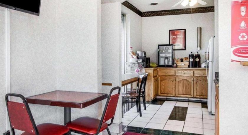 Econo Lodge photo 12