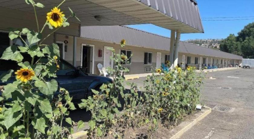 OYO Riverside Inn John Day OR photo 17