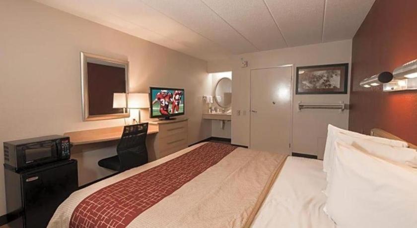 Red Roof Inn Houston - Westchase photo 4