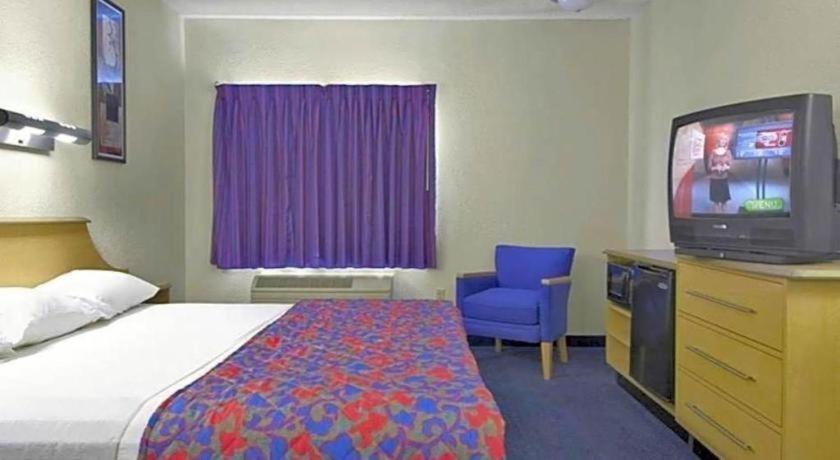 Red Roof Inn Houston - Westchase photo 5