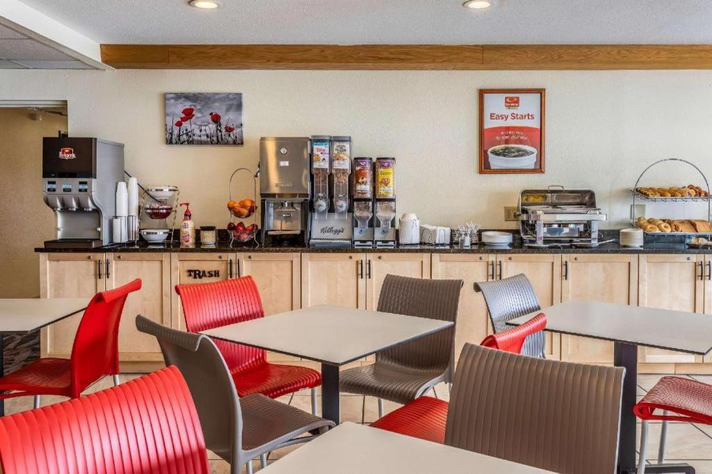 Econo Lodge photo 22