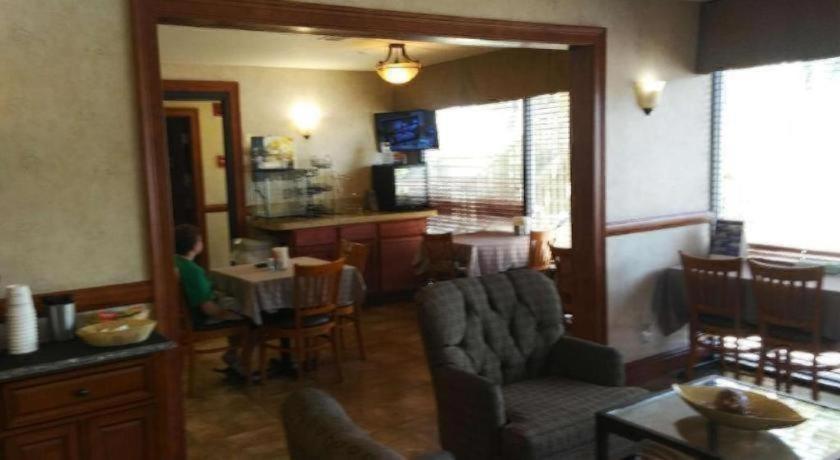 Airport Inn photo 17