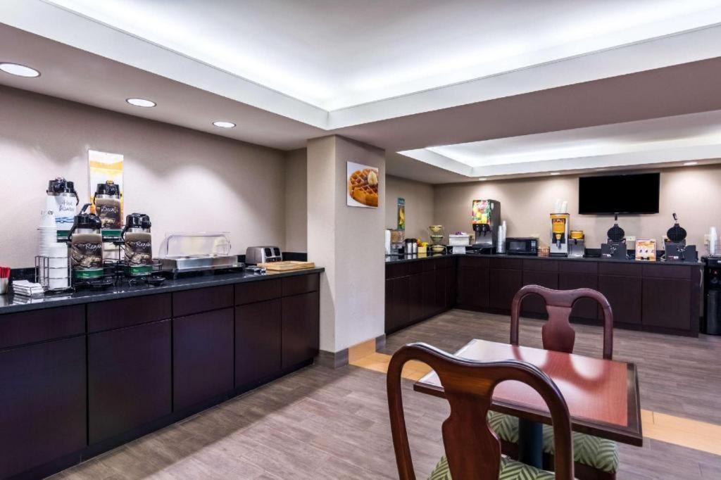 Quality Inn photo 9