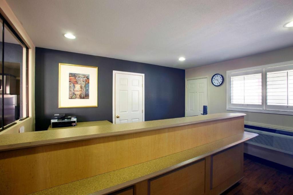 Americas Best Value Inn Midland photo 4