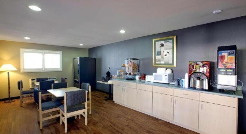 Americas Best Value Inn Midland photo 10