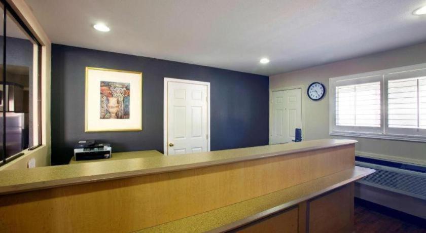 Americas Best Value Inn Midland photo 11