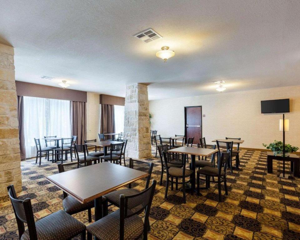 Quality Suites photo 12