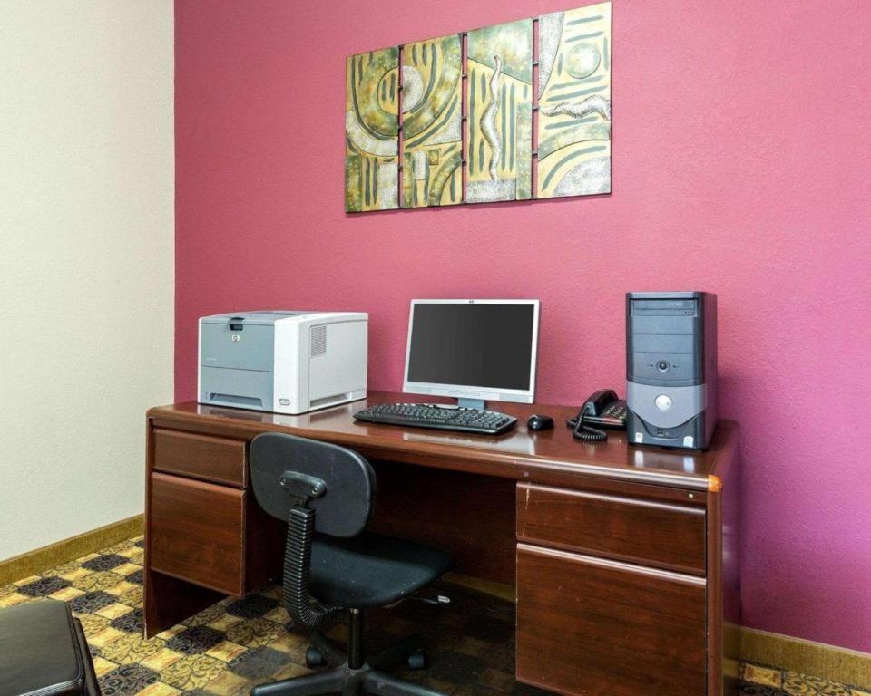 Quality Suites photo 23