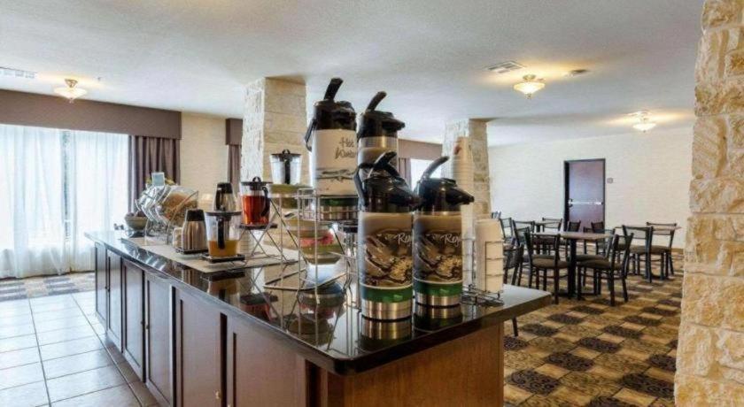 Quality Suites photo 24