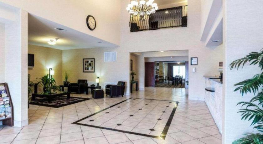 Quality Suites photo 25