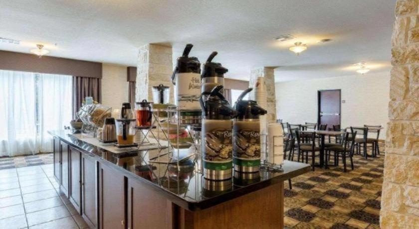 Quality Suites photo 26