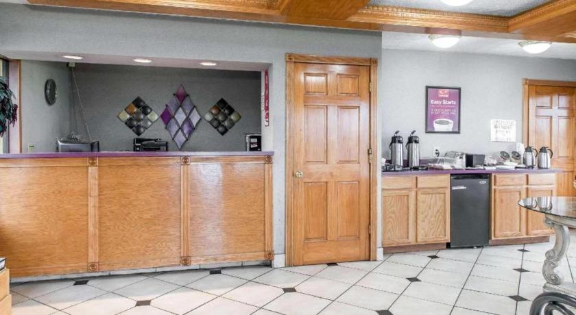 Econo Lodge photo 14